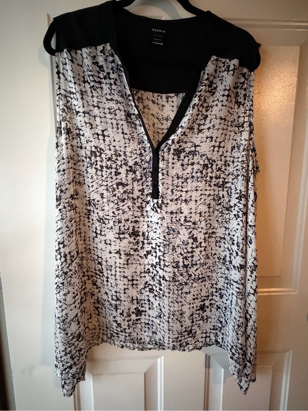 torrid 2X Black & White Abstract Print Sleeveless Henley Tunic